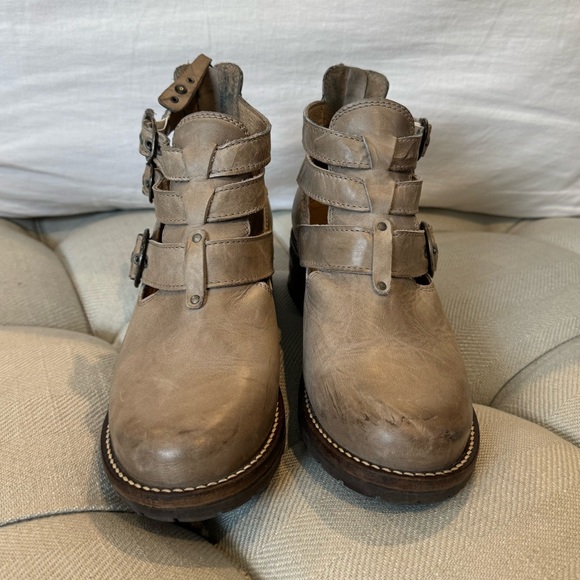 Dromedaris taupe bootie. - Picture 2 of 6